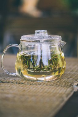 Çaydanlık paspasın üzerine konur..