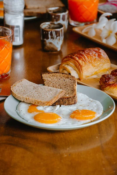 Gebratene Eier Und Brot Weißem Teller Zum Frühstück Auf Holztisch — Stockfoto