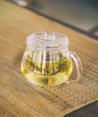 Çaydanlık paspasın üzerine konur..