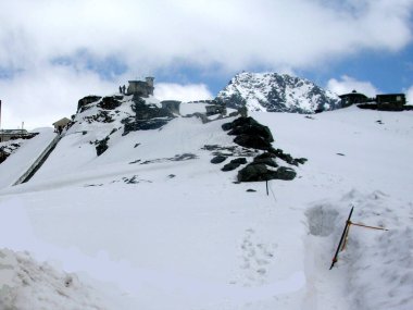 Doğu Sikkim 'de 14.500 feet yükseklikte yer alan Hindistan-Çin sınırı olan Nathula Geçidi' ndeki karla kaplı Laltin Kantonunun panoramik görüntüsü. Dün gece sınırda yaklaşık 1 metre kar şiddetli bir şekilde yağdı. Bu mevsimin ilk karı.. 