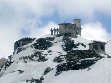 Halk Kurtuluş Ordusu 'nun (PLA) sınır muhafızları, Doğu Sikkim' de 14.500 feet yükseklikte yer alan Hindistan-Çin sınırındaki Nathula Geçidi 'nde karla kaplı Laltin Kartonunda nöbet tuttular..