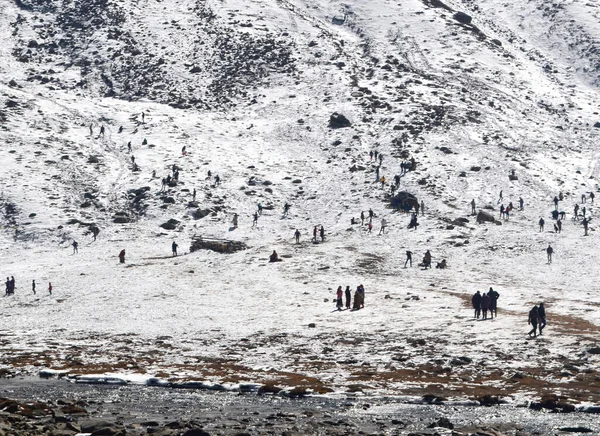 Toeristen Genieten Van Sneeuw Zero Point Dongkela Een Grens Tussen — Stockfoto