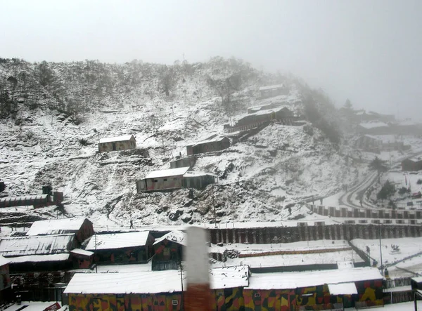 View Snow Covered Houses Fresh Snowfall Looks Mesmerizing Thegu Situated — Fotografia de Stock