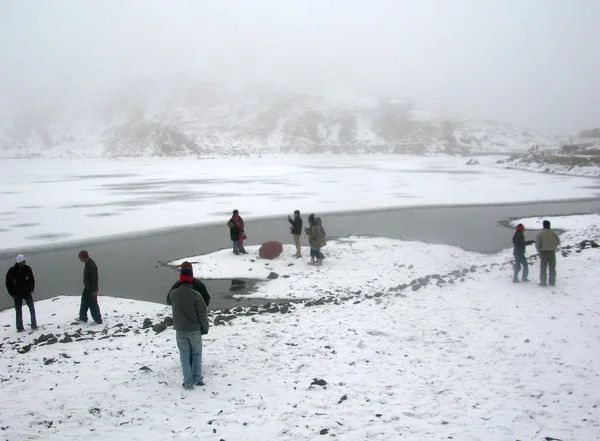 Toeristen Die Genieten Van Sneeuw Zien Betoverend Uit Bij Tsomgo — Stockfoto