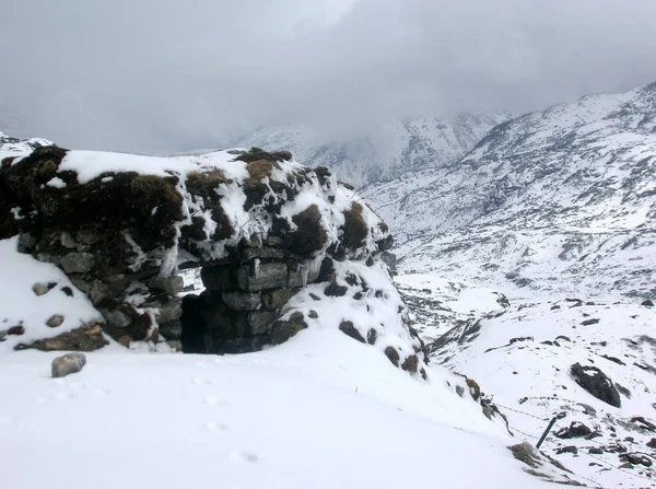 Met Sneeuw Bedekte Legerbunker Verse Sneeuwval Bij Nathula Pass Indo — Stockfoto