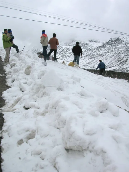 Туристи Насолоджуються Снігом Перевалі Натула Кордоні Між Індією Китаєм Лежить — стокове фото