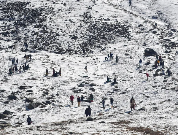 Toeristen Genieten Van Sneeuw Natuurlijke Schoonheid Zero Point Donkela Waar — Stockfoto
