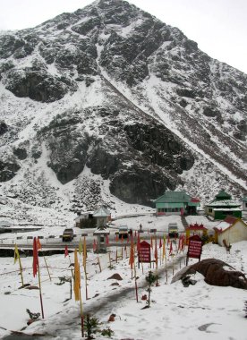 Hint-Çin Nathula sınırı yakınlarındaki Baba Harbajan Singh Tapınağı 'nın karla kaplı çevresinin panoramik görüntüsü Sikkim' de büyüleyici görünüyor. Burası Sikkim 'de popüler bir turistik yerdir..