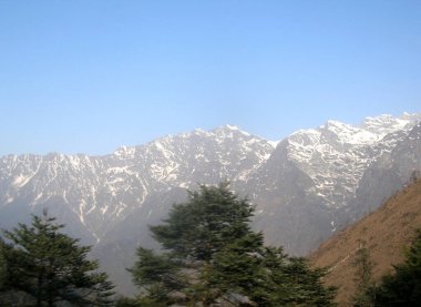 Katao 'da 13.500 feet yükseklikteki karla kaplı dağların manzarası Kuzey Sikkim' de büyüleyici görünüyor. Burası Sikkim 'in en popüler turistik mekanı. Burada her yıl turist kalabalığı olur..