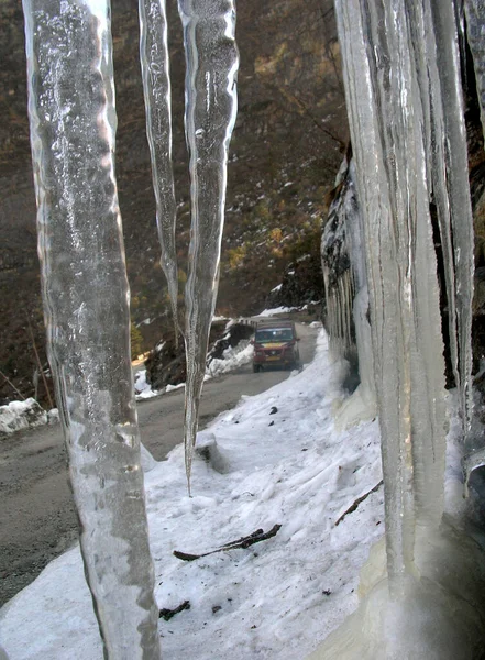 Veículos Que Passam Por Piercing Icicles Teares Parede Olhar Hipnotizante — Fotografia de Stock