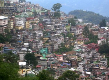 Gangtok şehrinin panoramik manzarası binalarla dolu, Sikkim tepesinde beton orman var. Hindistan 'daki jeolojik araştırmalara göre Sikkim Hindistan' da sismik bölgeye düşüyor. 4 katlı bir bina inşa edilmesine izin verilmiyor.. 