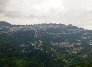 Gangtok şehrinin yeşil dağlık arazideki panoramik manzarası şehrin diğer tarafındaki Ranka 'dan görüldüğü gibi büyüleyici görünüyor. Binalardan oluşan beton bir ormana benziyor ve kayaların üzerinde yüksek yapılar var.. 