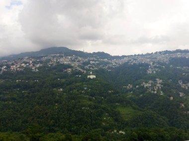 Gangtok şehrinin yeşil dağlık arazideki panoramik manzarası şehrin diğer tarafındaki Ranka 'dan görüldüğü gibi büyüleyici görünüyor. Binalardan oluşan beton bir ormana benziyor ve kayaların üzerinde yüksek yapılar var.. 