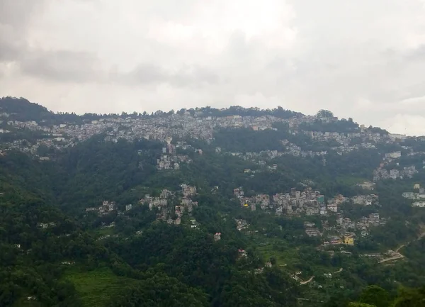 Gangtok Şehrinin Yeşil Dağlık Arazideki Panoramik Manzarası Şehrin Diğer Tarafındaki — Stok fotoğraf