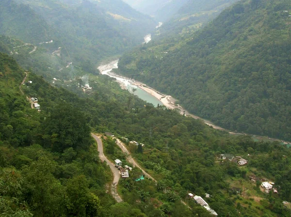 从印度锡金北部的曼根出发 俯瞰蜿蜒的泰斯塔河和青翠的山谷 以及座落在一排排青山上的小村庄的全景 让人神魂颠倒 — 图库照片