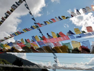 Gün ortasında mavi gökyüzünde renkli bayraklar dalgalanıyor. Gangtok 'taki Ganesh Tok' a büyüleyici bak, Sikkim. Sikkim bir Budist devletidir ve her yerde dua bayrakları bulunur.. 