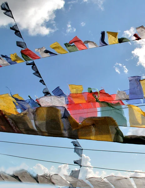 Coloridas Banderas Oración Ondean Cielo Azul Durante Mediodía Ven Fascinantes — Foto de Stock