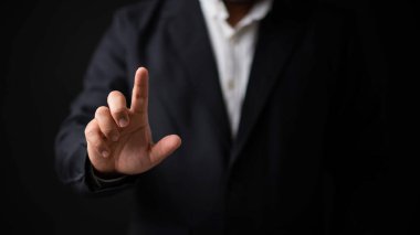 İş adamı ekrana dokunmak için elini kaldırıyor..