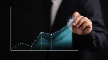 İş büyümesi. İş adamları başarılı bir büyüme ve kazanç grafiği gösteriyor. İşadamı artan bir grafiğe işaret etti.