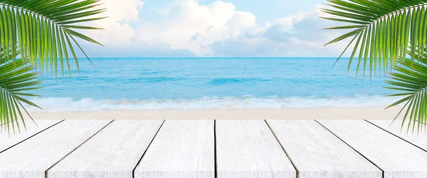 Holzböden Und Meereskulisse Holztischplatte Auf Verschwommenem Blauem Meer Und Kokosblatt — Stockfoto