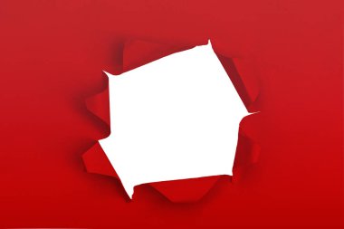 Beyaz arka planda delik olan kırmızı kağıt. Kopyalama alanı olan arkaplan kavramı.