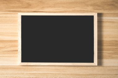 Ahşap zemin üzerinde çerçeve olan karatahta ya da karatahta.