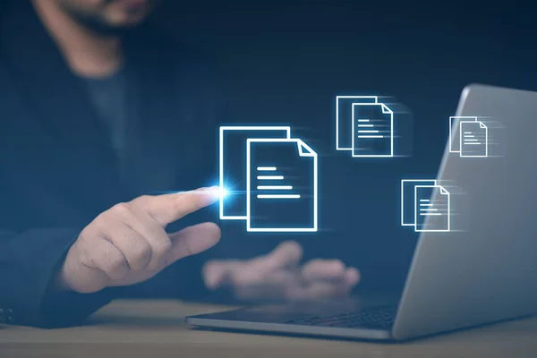 İşadamı bilgisayar Belge Yönetimi Sistemi (DMS) .Belge yönetimi veri sistemi iş dünyası internet teknolojisi kavramı.