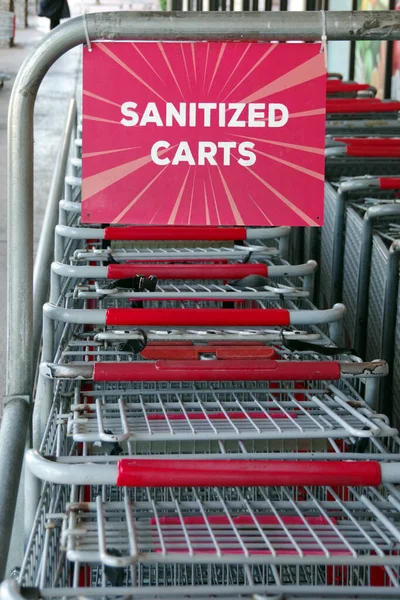Sanitized Carts Знак Маркировки Дезинфицированных Тележек Перед Магазином Время Пандемии — стоковое фото