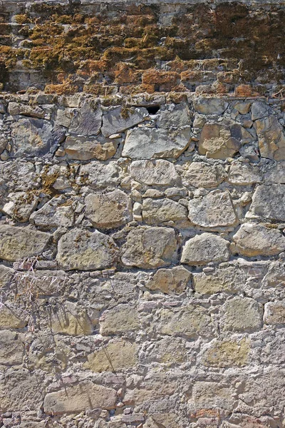 カリフォルニアの古いスペインの使命で歴史的な石の壁の一部の完全なフレームのクローズアップビュー — ストック写真