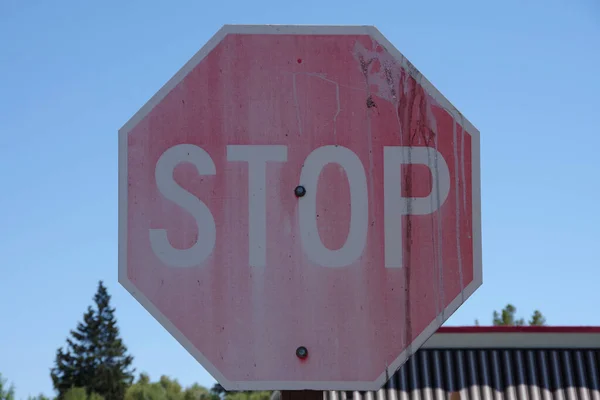 Faded Washed Out Weathered Stop Sign Blue Summer Sky — Stock Photo, Image
