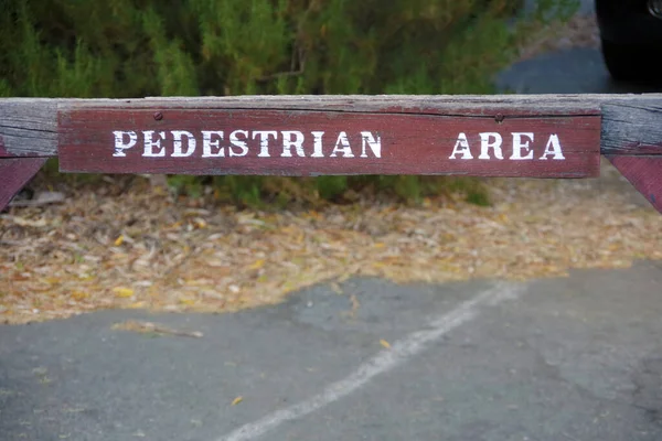 Een Houten Slagboom Met Een Bord Pedestrian Area Die Een — Stockfoto