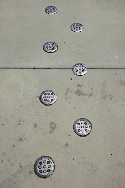 コンクリートの歩道に設置された平らな金属製のプレートの列 — ストック写真