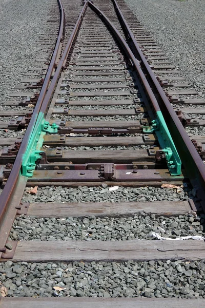 Widok Bliska Przełącznika Torach Kolei Przemysłowej Oznaczonych Zieloną Farbą — Zdjęcie stockowe