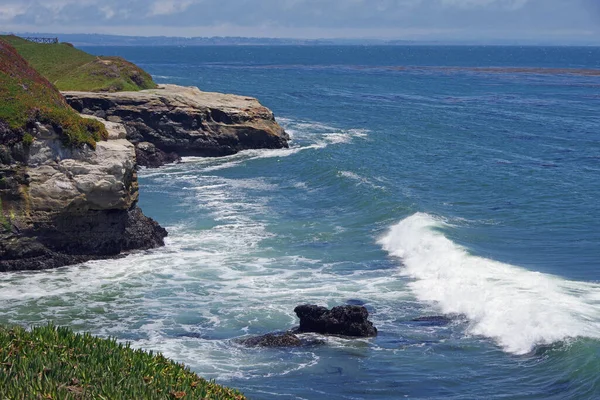 サンタクルーズ湾を南に望む夏のカリフォルニア海岸線の眺め — ストック写真