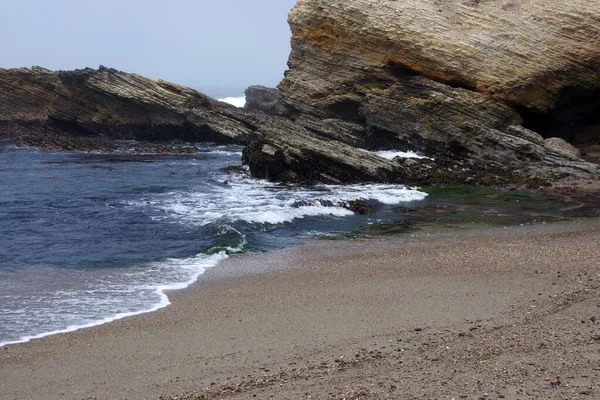 層状の岩の形成を持つ中央カリフォルニア沿岸の崖 — ストック写真