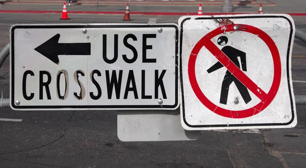 Verkeerstekens Een Bouwplaats Die Voetgangers Vertellen Dat Crosswalk Links Moeten — Stockfoto