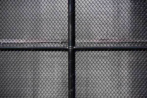 黒い布の後ろに黒いチェーンリンクフェンスの一部の完全なフレームのクローズアップビュー — ストック写真