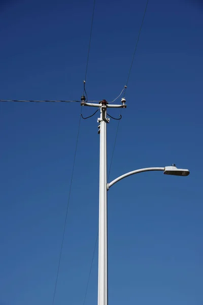 Moderno Traliccio Elettrico Con Linee Elettriche Lampione Attaccato Sotto Cielo — Foto Stock