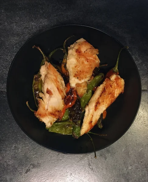 Grilled Chicken Breasts Fried Blistered Shishito Peppers Black Bowl Seen — Zdjęcie stockowe