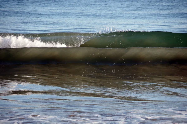 冬の南カリフォルニアのビーチで滑らかな太平洋潮の水 — ストック写真