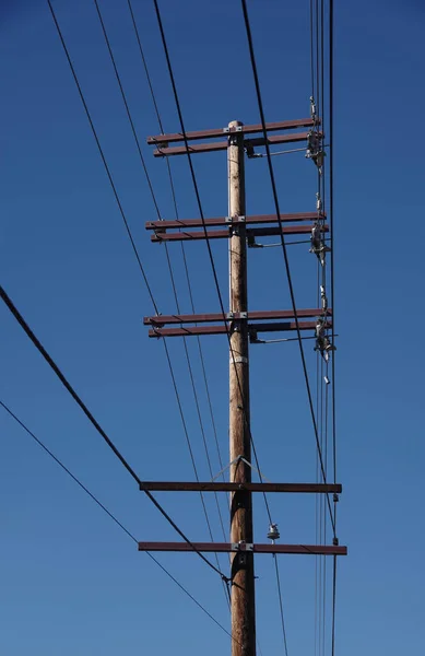 Eletricidade Distribuição Pilão Linhas Energia Sob Céu Azul — Fotografia de Stock