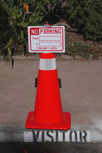 临时禁止停车标志安装在标志着访客的泊车位路边的交通圆锥上 — 图库照片