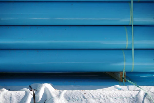 積層ブルーの大規模な主水管のフルフレームクローズアップビュー — ストック写真