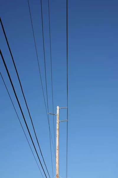 Pilón Distribución Electricidad Líneas Eléctricas Bajo Cielo Azul —  Fotos de Stock