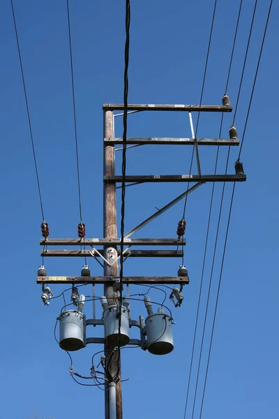 Mavi Gökyüzünün Altında Elektrik Dağıtım Direği Elektrik Hatları — Stok fotoğraf