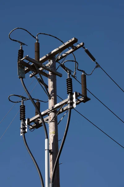 Strommasten Und Stromleitungen Unter Blauem Himmel — Stockfoto