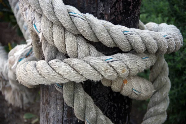 Vue Rapprochée Une Lourde Corde Attachée Autour Poteau Bois — Photo