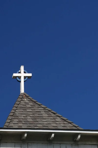 White Cross Rooftop Church Building Blue Sky — Stock Photo, Image