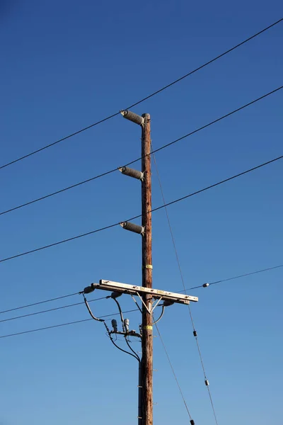 蓝天下的配电塔和电线 — 图库照片