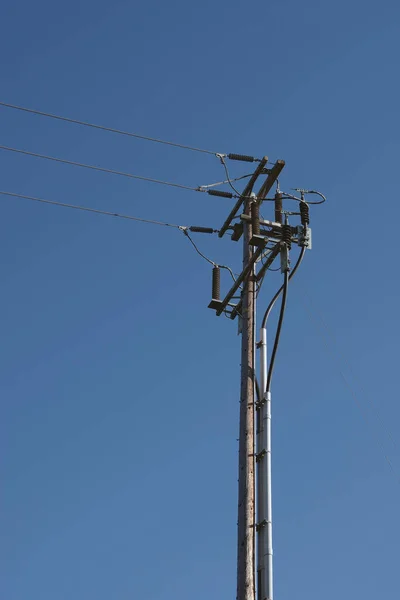 青空の下での配電パイロンと送電線 — ストック写真